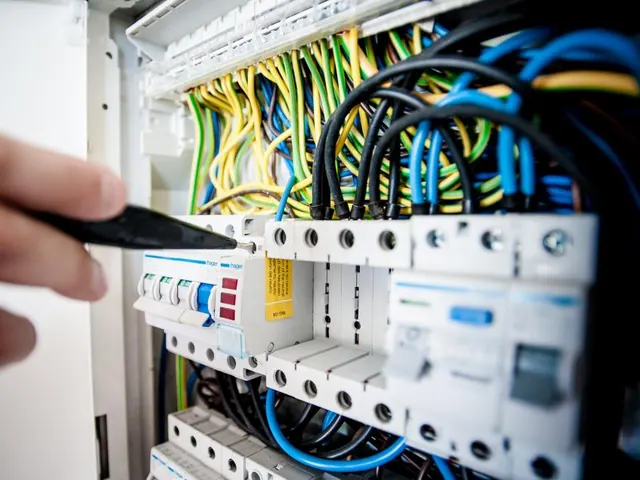 Électricien travaillant sur un tableau électrique
