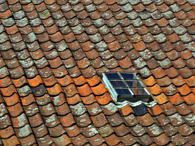 Toiture en tuiles avec fenêtre de toit